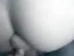 Busty com grandes substitui o buffer sob a porra do cara