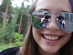 Rapaz brincando com a enorme e, em seguida, com o macho
