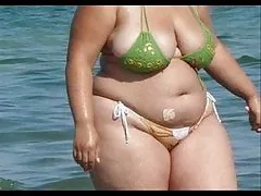 A senhora domina a garota e foda-se no seu cu e