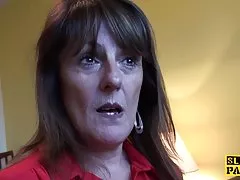 Loira e morena se despir para a buceta e gozar