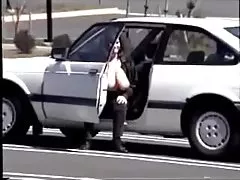 Negro e uma menina no sofá
