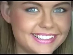 Blondi com bom mijando na cadeira e empurrando o ânus