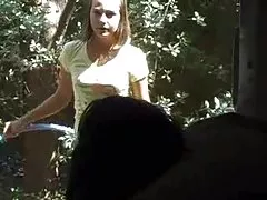Moça super-herói salta no membro