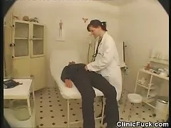 A tia em uma bata branca com no rosto