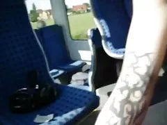 A menina pegou a tinta e tirou o pau, e o cara pegou, e