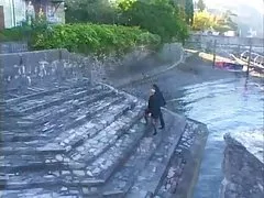 Pisca e empurrando a garrafa de champanhe