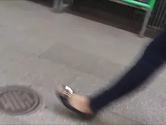 Menina loura publicamente exposto