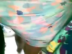 O homem inserido na bunda humilde criado o tubo e baba com vibrador