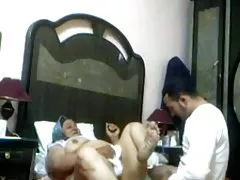 A vagabunda com suas formas curvas vai levar boca grande pênis do cara