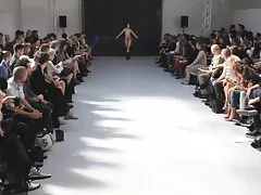 O cara vai fudendo peituda menina na buceta e pau na boca