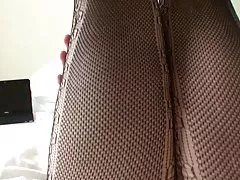 Beleza com roxo empurrando-mandu em uma casa de campo