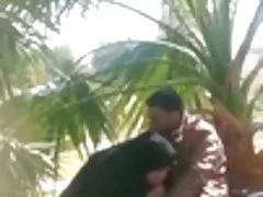 Com o vermelho do bunda grande e meias pretas, baba, empurrando-писю