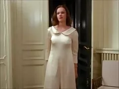 A jovem garota sexy substitui o buraco
