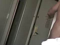 Uma menina chupa o pau e no carro