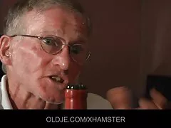 A mulher transa com uma nova namorada de seu marido através de um