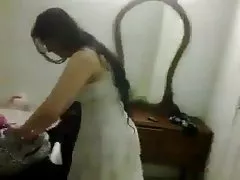 Morena engole uma enorme pica-pau e fode