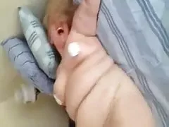 Uma mão feminina em e vagina