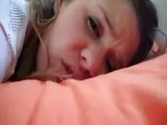 Durante o boquete golpeia a cabeça do pênis de seu peito