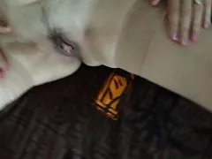A menina calcinha e empurrando bichano lá fora os dedos atrás