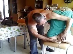 Uma jovem morena de tira e senta-se na cadeira para se masturbar