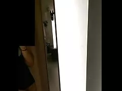 Loira bem foda na piscina e terminam no rosto