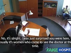 Experiente loira dando a cara no ponto e está lavando o rosto de porra