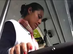 Peituda diretamente no banco de trás minivan.