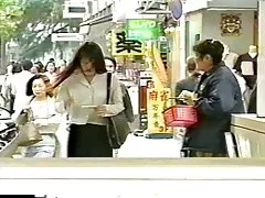 Trans loira e trans morena revezam sendo fodido no rabo