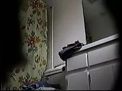 Massagista e massagista fodendo uma bela no sofá