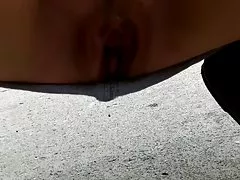 Morena com cara de merda na grama no meio de um parque