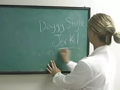 Profundamente engole pau do cliente durante a sessão de massagem