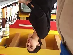 Boceta da morena aprecia o membro masculino