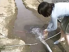 Nu, o cara com a pele pálida e dedilhado e termina quando a menina