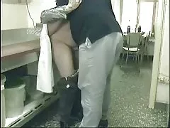 Uma bela jovem morena branca termina com o brinquedo