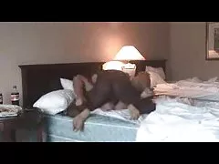 Elegante hos utiliza diferentes de brinquedos do sexo e gozando muito
