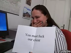 Linda loira está lutando com o cara e dá um camponês se lamber