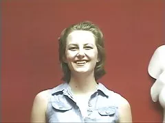 A menina olha o mundo de binóculos, e depois se masturbando buceta