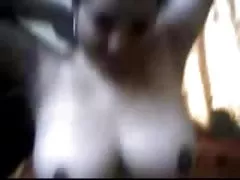 Uma jovem russa vagabunda muito bem do caralho com a cara nos lençóis