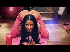 Loira chupa o longa negro de pau duro e gosta de porra