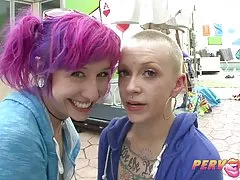 Adulto cara savory frita jovem bichano lá fora