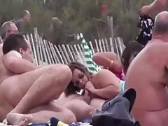 Em branco seios treme quando membro