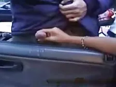 Delgado loira aprende a nadar