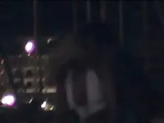 A menina com seios o enorme pau do níger