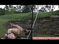 Uma mulher abre suas pernas e começa a se masturbar no chão