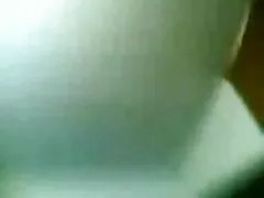 Retro pornô loira com duas pistolas e uma figura