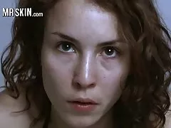 Durante a prática de actividades desportivas jovem loira gozando com dildo grande