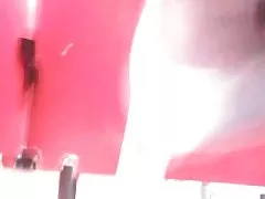 O jovem trans durante a meses na bunda