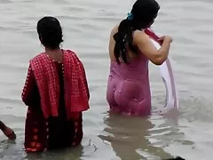 Morena com gorda lábios de forma responsável chupa o pau do cara através de um buraco