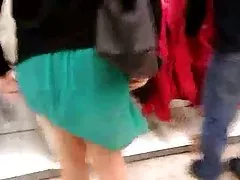 No sexo anal com dildo o pênis e as mãos