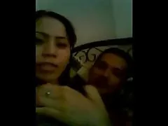 Grupo de fetiche preservativos em ambos os buracos de mia magma